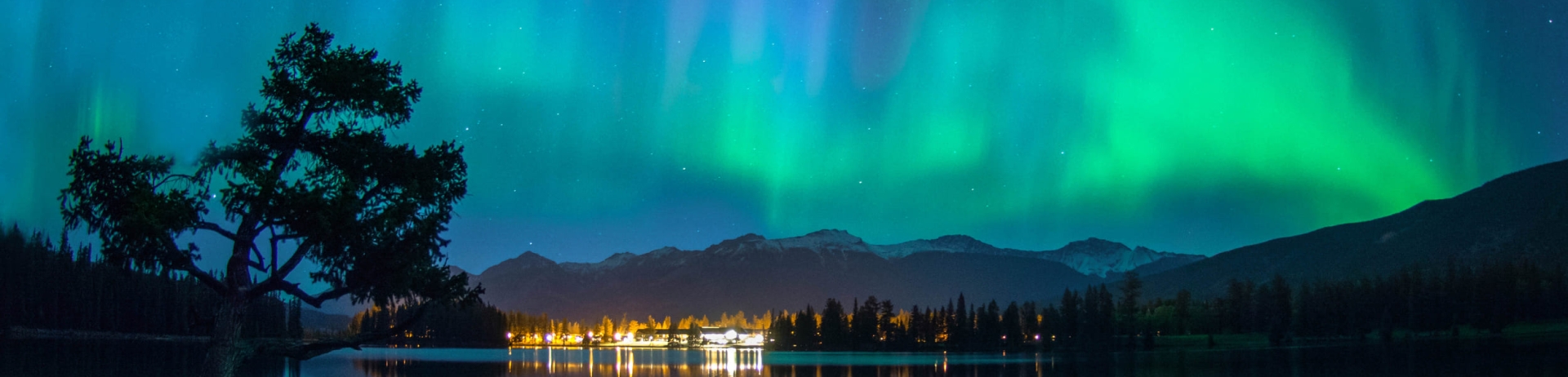 auroras at night at Lac Beuvert