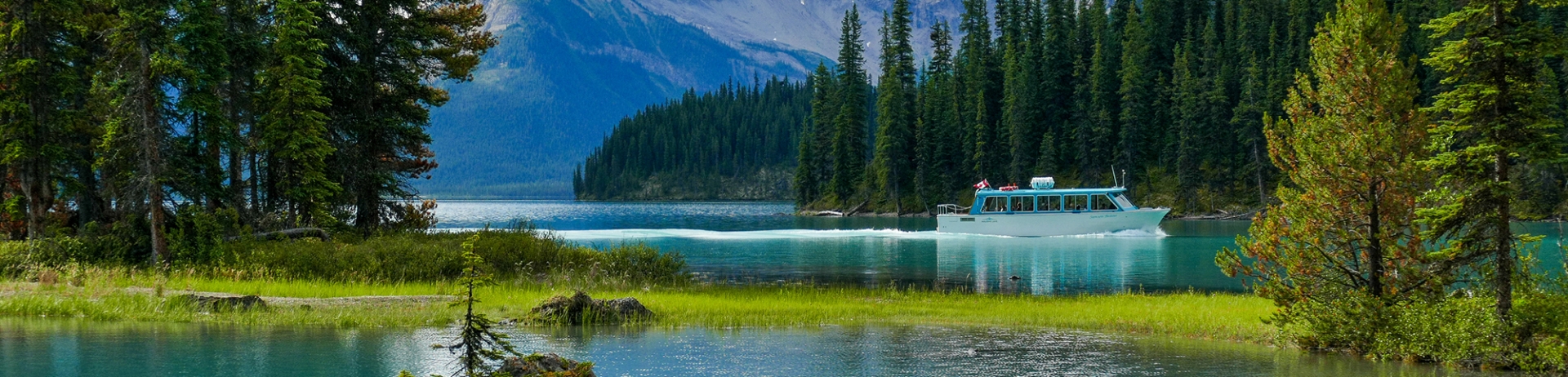 Tour boat on maligne lake