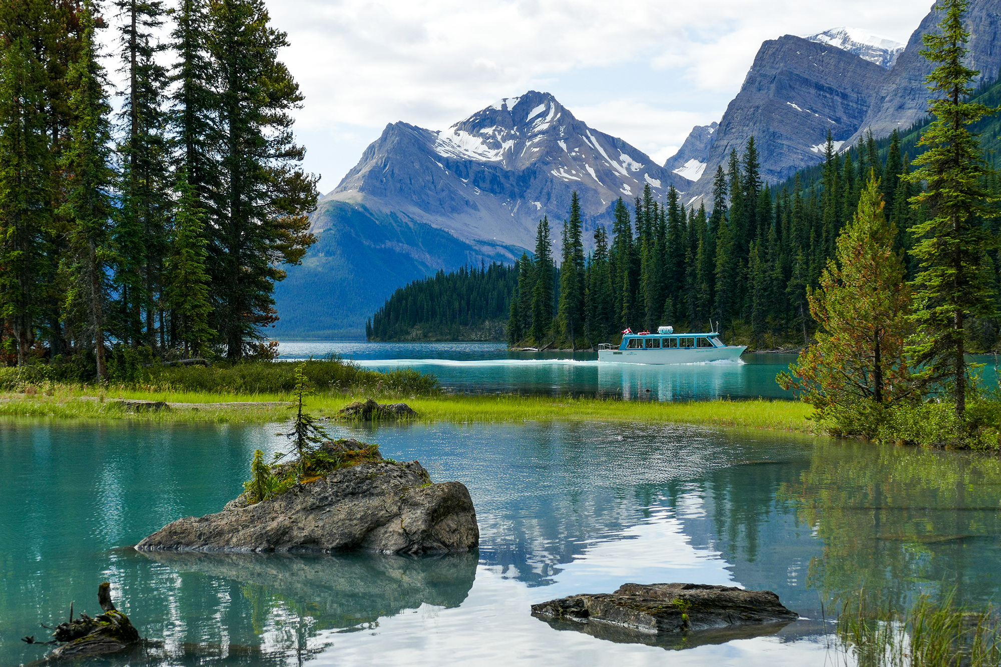 Tour boat on maligne lake