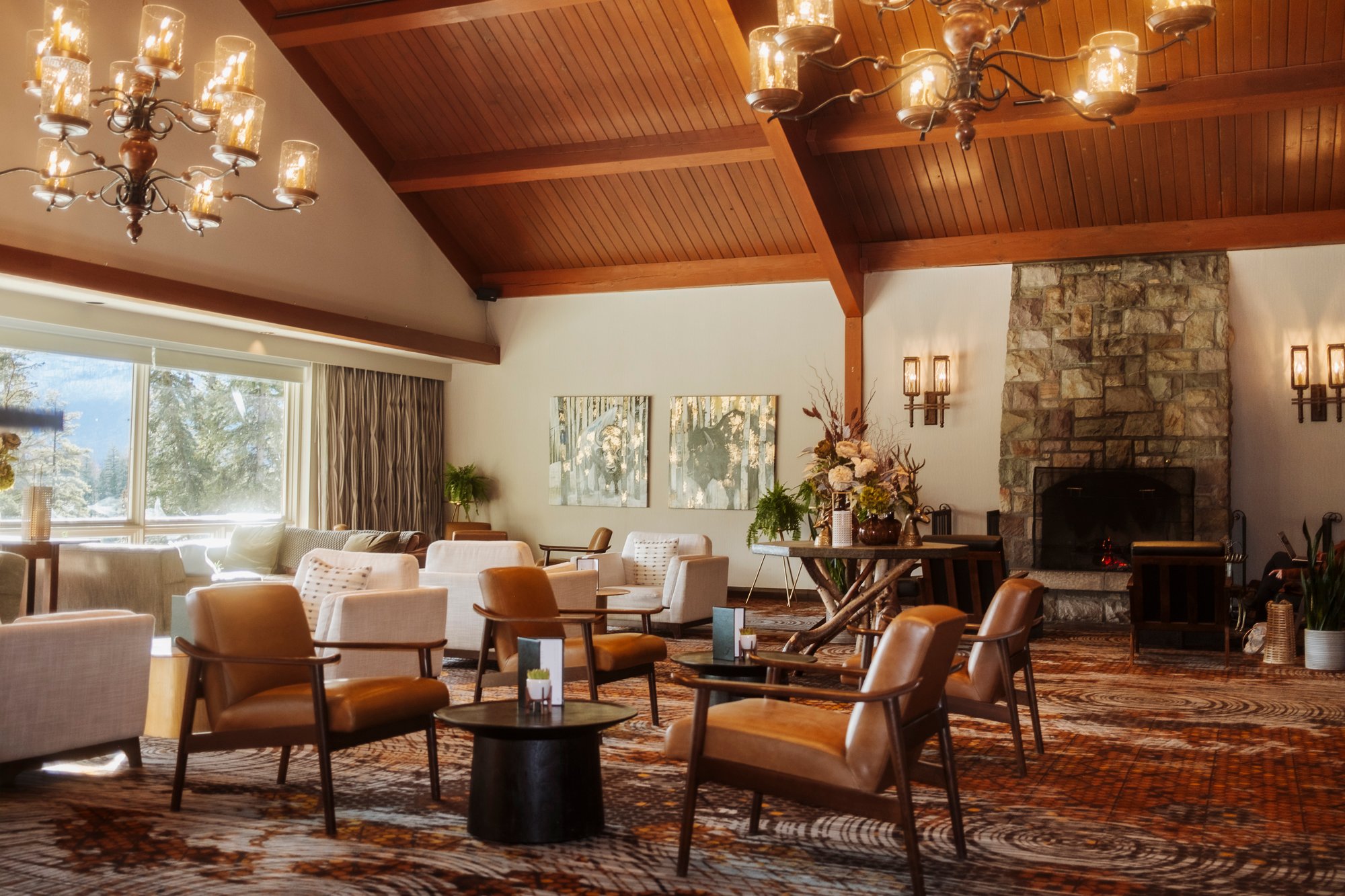 Lounge view of Stanley's Bar and Lounge at Fairmont Jasper Park Lodge.